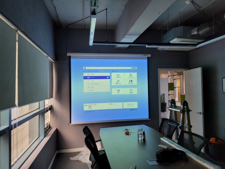 회의실 엡손 EB-X41 회의용 빔프로젝터 100인치 스크린 설치했어요