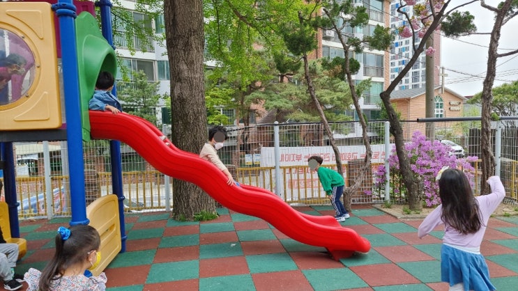  실외놀이터 활동을 소개합니다.