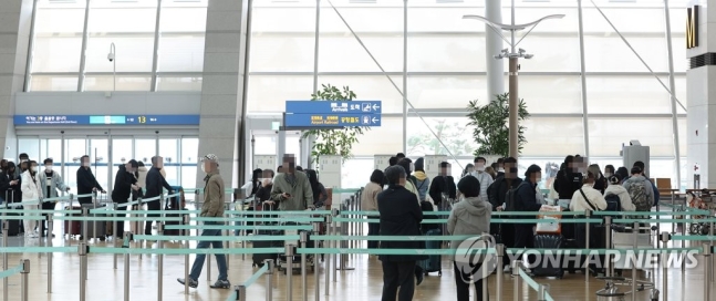 당국 "입국 전 PCR 당분간 유지, 신속항원 대체 등 추후 검토" 당국 "입국 전 PCR 당분간 유지, 신속항원 대체 등 추후 검토"