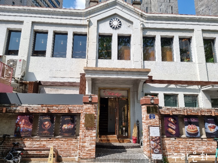 명동 거리에 근대 건축물 카페 더 스팟 패뷸러스 명동 거리에 근대 건축물 카페 더 스팟 패뷸러스