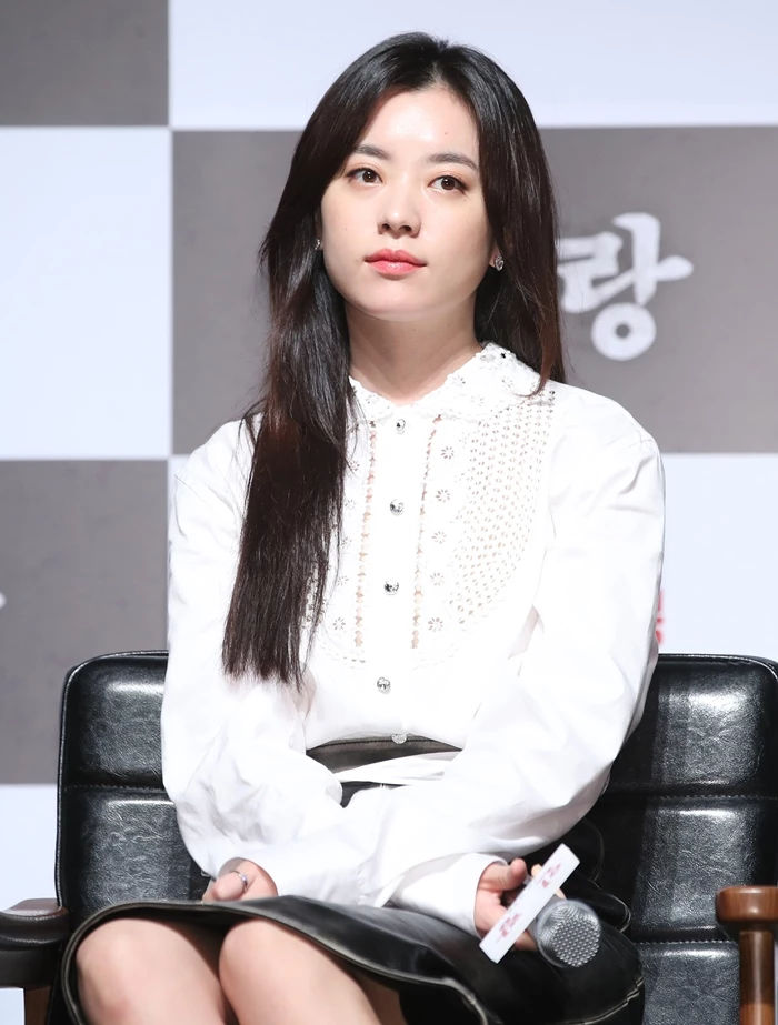배우 한효주, 실물에 근접한 촬영장 사진 "다리 긴거 봐" 다들 놀라고 있다 배우 한효주, 실물에 근접한 촬영장 사진 "다리 긴거 봐" 다들 놀라고 있다