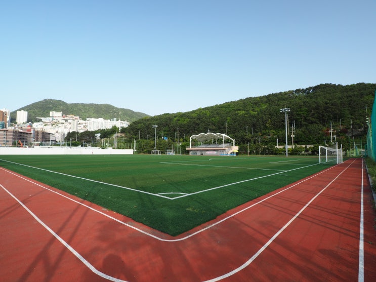  깔끔한 생활체육시설 부산 영도 유료 마린축구장 살펴보기.