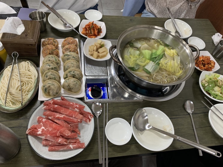  민들레로 육수를 만든 맛좋은 민들레  만두전골집