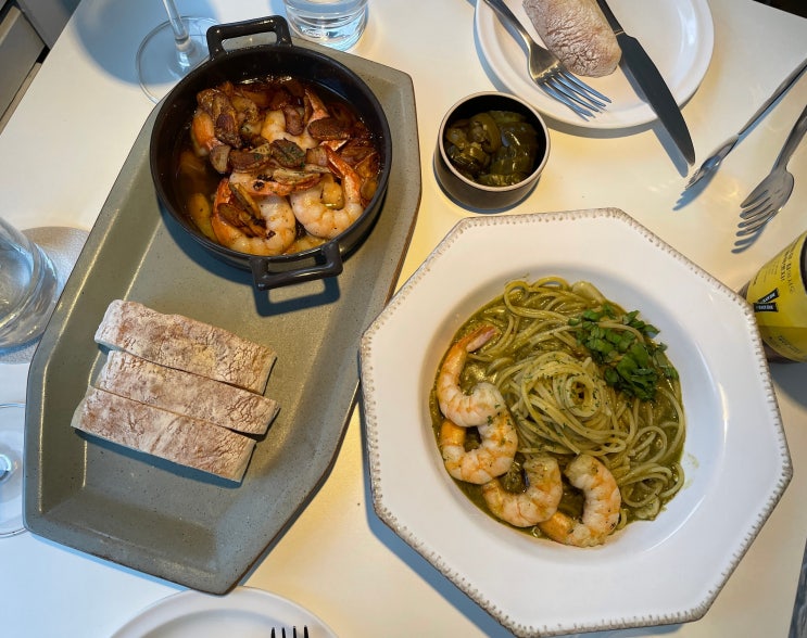  [한남동 맛집] 글라스 어니언 | 새우 알리오 올리오, 바질 페스토 with 레드와인 / 호주식 브런치 에그베네딕트 / 한남동 디저트 & 햇살 맛집 / 한강진역 브런치 맛집
