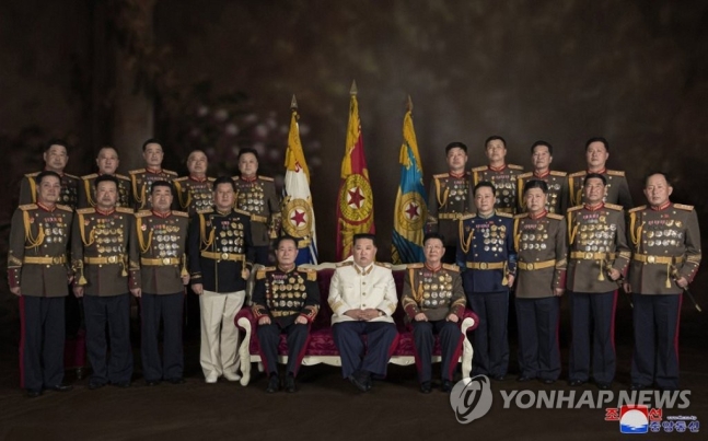 김정은 "적대세력 핵위협 필요시 선제적으로 철저히 제압"