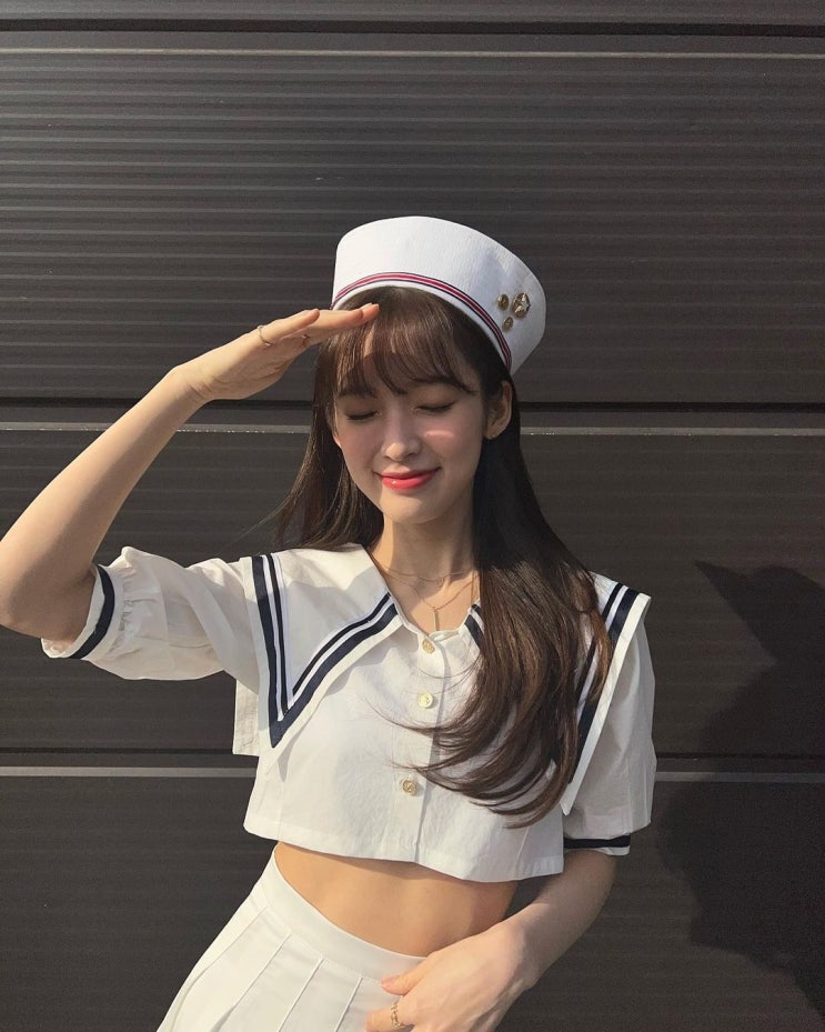 오마이걸 멤버 아린, 마린룩 입고 청량한 분위기...크롭 상의에 한줌 허리 "뱃살이 없네" 오마이걸 멤버 아린, 마린룩 입고 청량한 분위기...크롭 상의에 한줌 허리 "뱃살이 없네"