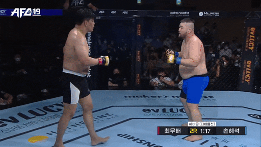 AFC 19 결과(GIF): 최무배 헤비급 챔피언...김상욱 피습 후 웰터급 잠정 챔피언 등극 AFC 19 결과(GIF): 최무배 헤비급 챔피언...김상욱 피습 후 웰터급 잠정 챔피언 등극