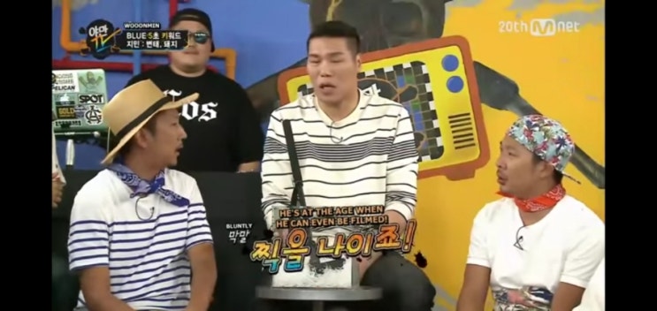  [일상]야동? 이제 찍을 나이죠^^ / 술집에서 단체로 야동 감상하는 노예녀 일상