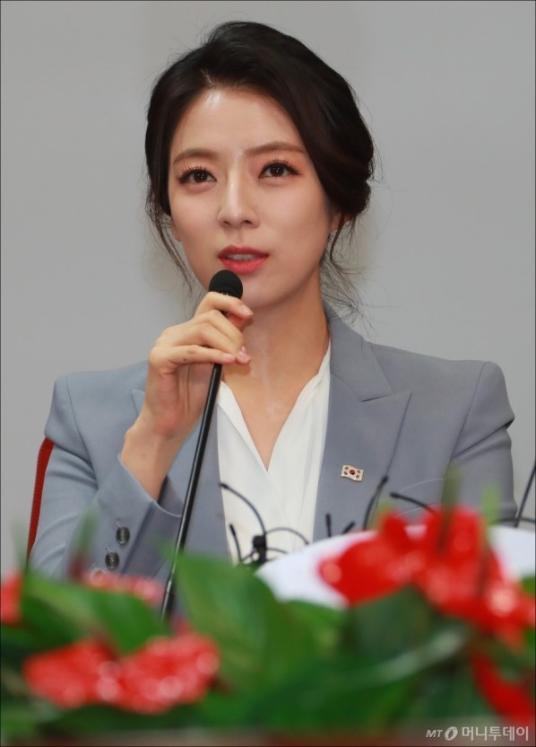 배현진 이젠 갈때까지 가는구나 정치 좌 우 모두 똑같은 쓰레기들 배현진 이젠 갈때까지 가는구나 정치 좌 우 모두 똑같은 쓰레기들