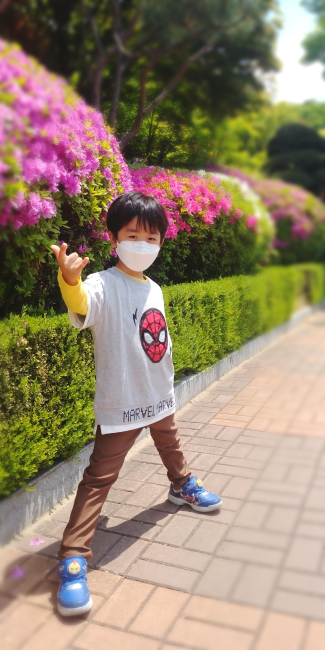 변덕스러운 날씨 덕분에 또다시 감기에 걸린 아이.