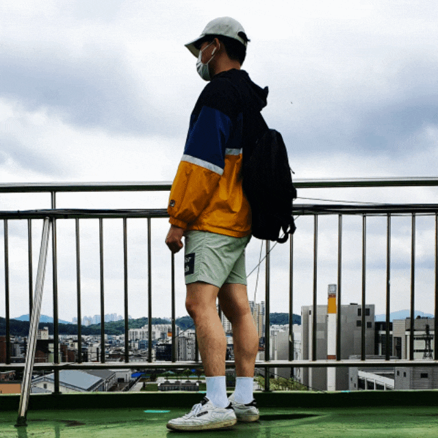 남자 옷 코디 : 흰색 모자 아노락 아이보리 반바지 남자 옷 코디 : 흰색 모자 아노락 아이보리 반바지