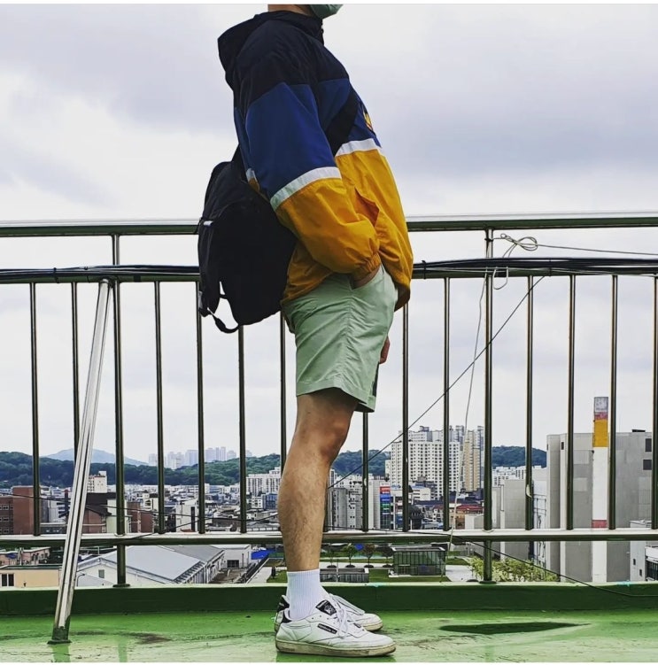 남자 옷 코디 : 아노락 후드티와 아이보리 반바지 남자 옷 코디 : 아노락 후드티와 아이보리 반바지