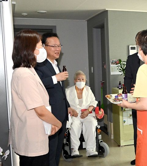 넉달만에 욕창으로...脫시설 사업으로 ‘독립’한 장애인의 쓸쓸한 죽음 넉달만에 욕창으로...脫시설 사업으로 ‘독립’한 장애인의 쓸쓸한 죽음