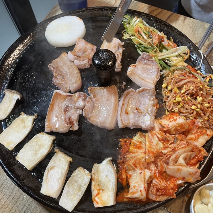 응암동 삼겹살 맛집 _ 돼지우리 : 응암오거리 솥뚜껑 김치삼겹살 제대로인 집.