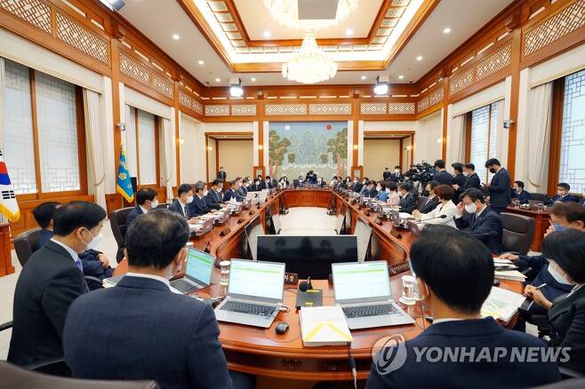 초상화ㆍ마지막 국무회의 <b>주재</b>, <b>검찰개혁</b>법 개정안 의결ㆍ 공포