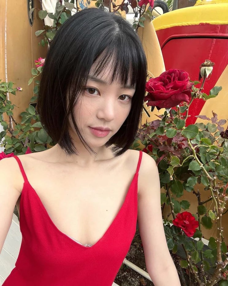 이유비가 SNS에 올린 일상 사진, 가슴 깊이 파인 슬립 드레스...살짝 올라온 속옷 이유비가 SNS에 올린 일상 사진, 가슴 깊이 파인 슬립 드레스...살짝 올라온 속옷