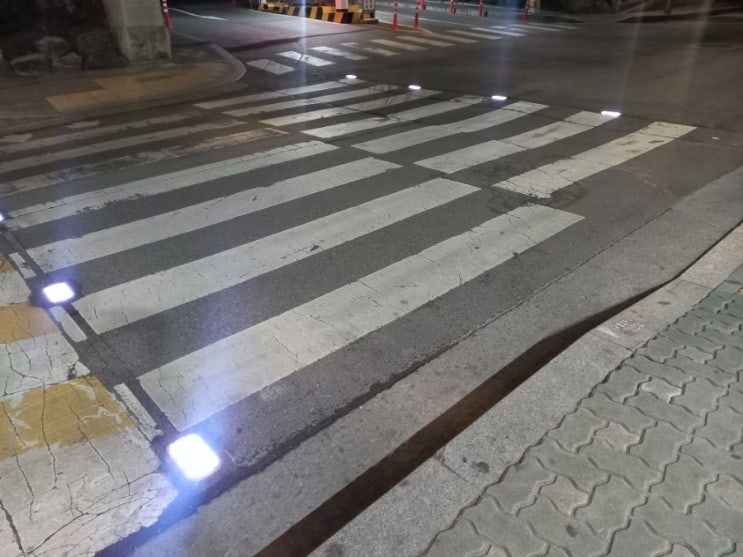  신길 삼환아파트 활주로형 횡단보도 LED유도등 설치