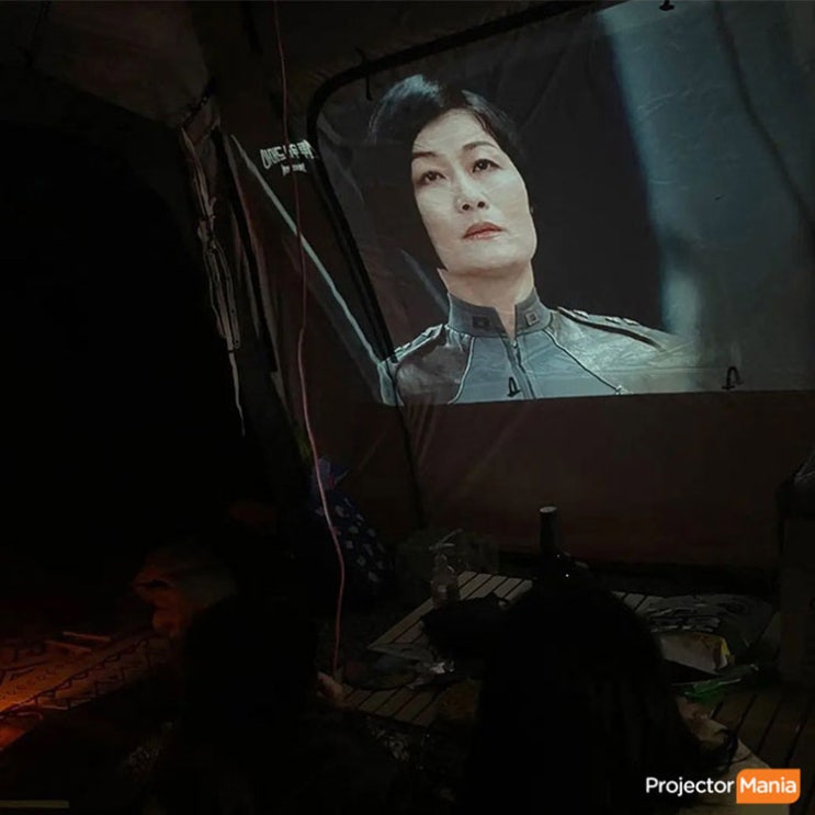  미니 빔프로젝터 200안시로 충분히 감성충만한 캠핑 즐겼습니다