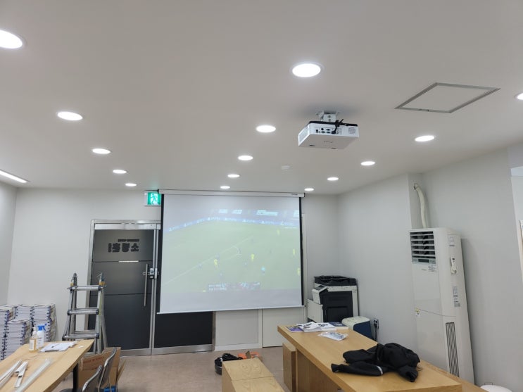 사무실이자 회의실 공간에 EIKI DS-5000U 빔프로젝터 및 120인치 전동스크린 설치 사무실이자 회의실 공간에 EIKI DS-5000U 빔프로젝터 및 120인치 전동스크린 설치