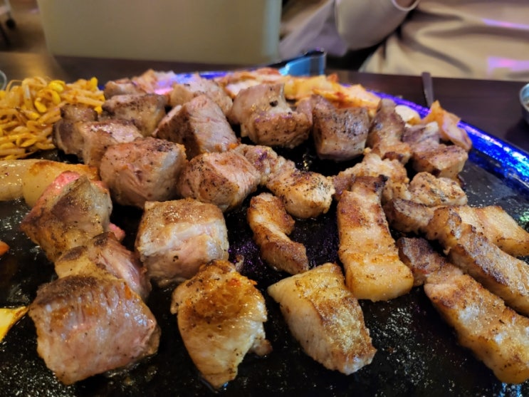  부평역맛집 추천 - 도톰하고 푸짐한 양 "동두천솥뚜껑삼겹살 부평점"