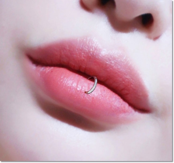 입술피어싱 무섭다면 페이크 피어싱 입찌 먼저 해봐요 입술피어싱 무섭다면 페이크 피어싱 입찌 먼저 해봐요