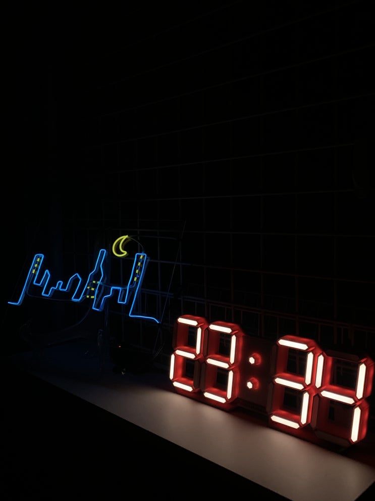 네온 인테리어는 로이레트니 LED 다운라이트 시계로 네온 인테리어는 로이레트니 LED 다운라이트 시계로