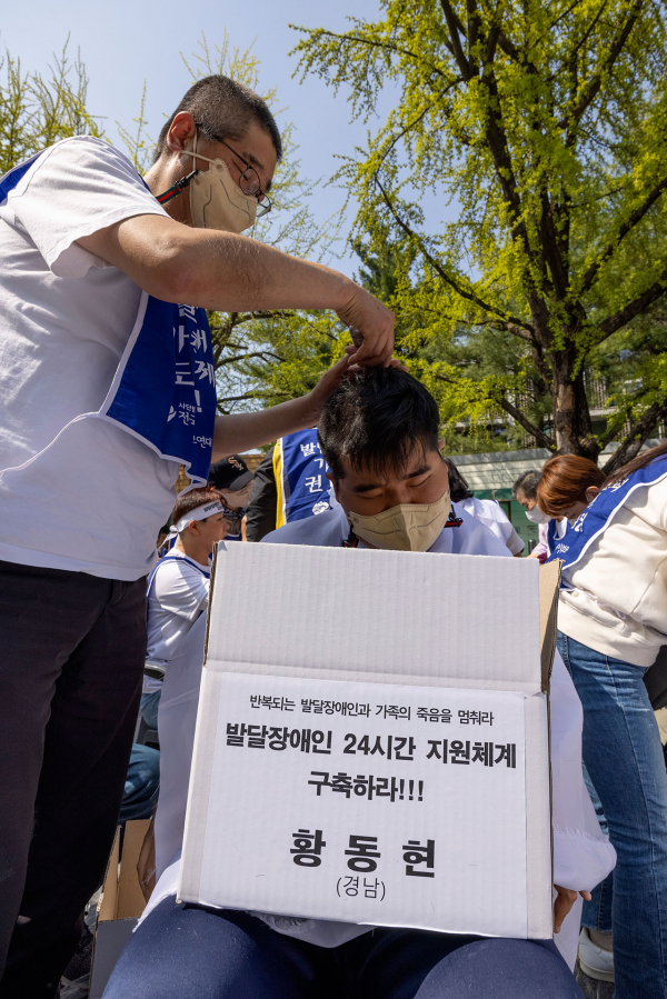 그 가족은 왜 청와대 앞에서 삭발을 했을까? 그 가족은 왜 청와대 앞에서 삭발을 했을까?