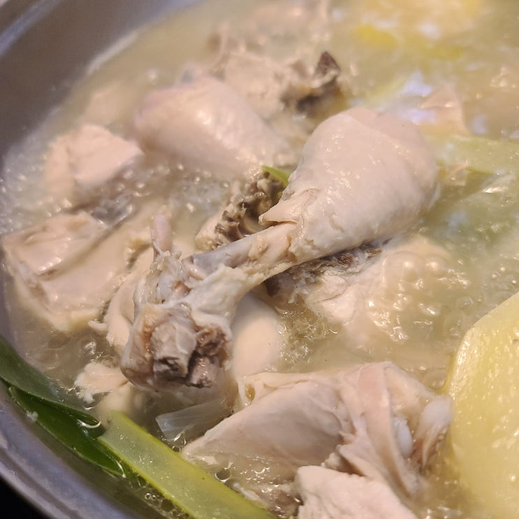  [충무로맛집] 줄서서 먹는 맛집을 충무로에서! 담백한 국물과 부드러운 닭고기가 일품인 '공릉닭한마리 충무로점'