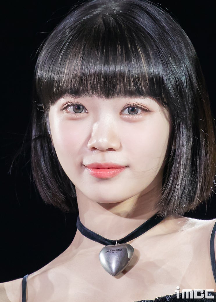 르세라핌 리더 김채원, 클로즈업 샷에도 굴욕 없는 뽀얀 피부와 뚜렷한 이목구비의 미모 르세라핌 리더 김채원, 클로즈업 샷에도 굴욕 없는 뽀얀 피부와 뚜렷한 이목구비의 미모