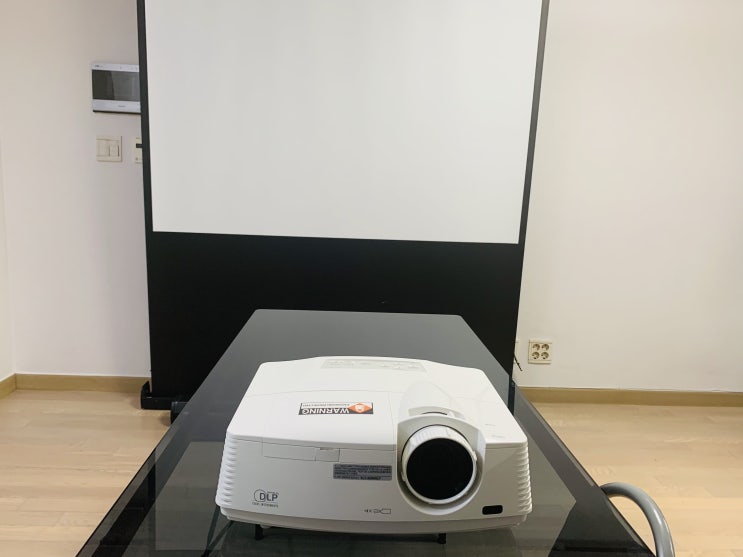 영어학원 강의실에 빔프로젝터 판서 교육용으로 좋네요 영어학원 강의실에 빔프로젝터 판서 교육용으로 좋네요