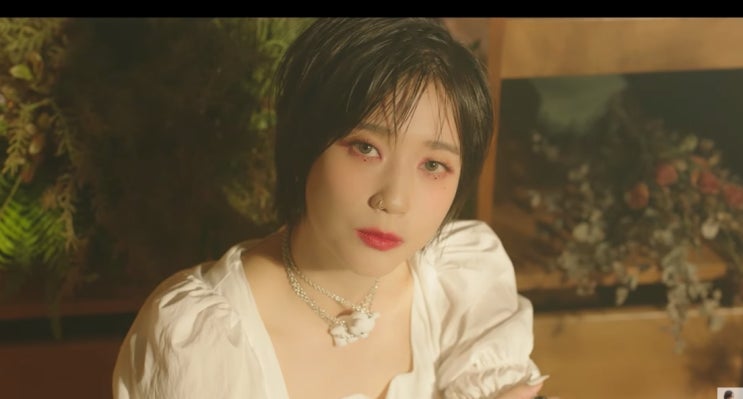  [MV] 모나 _ 궁금해 [뮤비/가사/듣기]