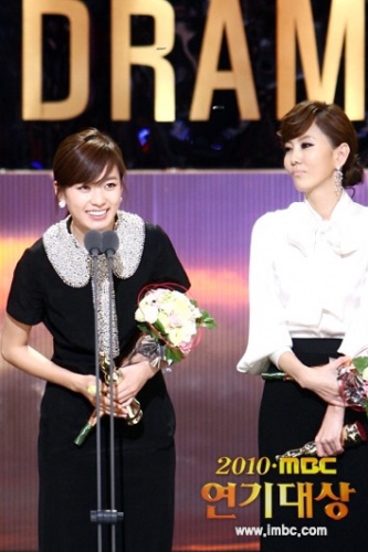  추억의 2010 MBC 연기대상 한효주 vs 김남주 기싸움 영상