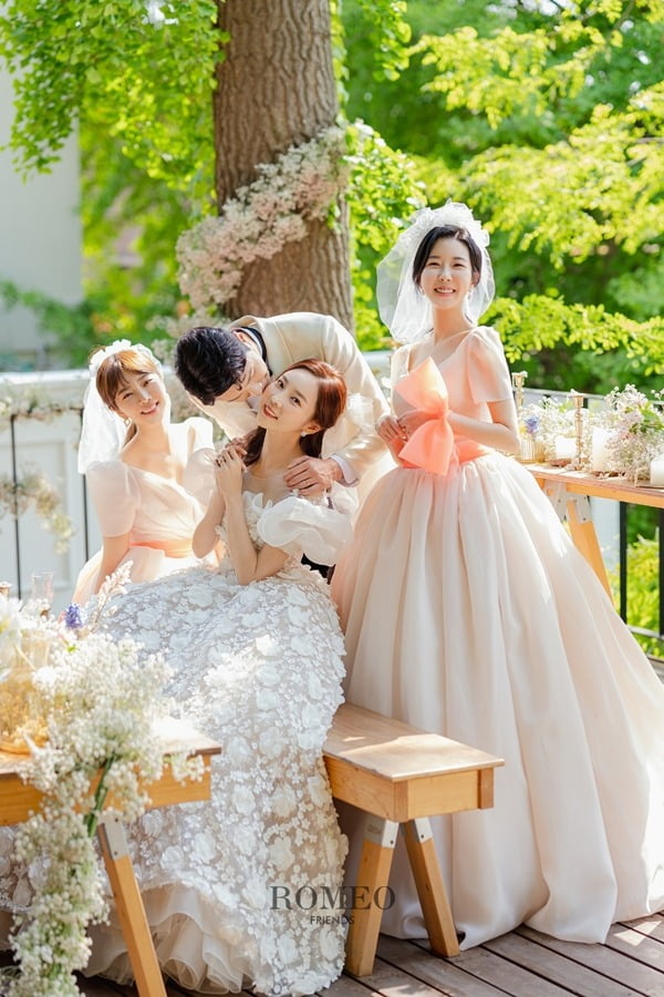 '1살 연하' 배우 서영, 비연예인 남친과 결혼 웨딩 화보 공개...핑크빛 설렘 가득 '1살 연하' 배우 서영, 비연예인 남친과 결혼 웨딩 화보 공개...핑크빛 설렘 가득