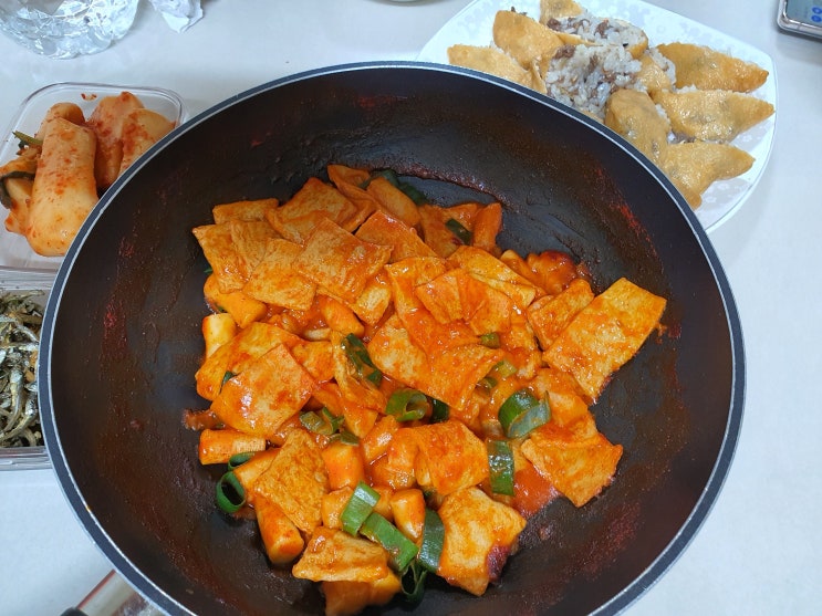  홍대 미미네 국물떡볶이 새콤달콤 유부초밥으로 식사 준비합니다.