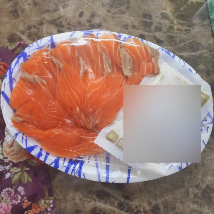  마트에서 산 연어회가 비려요