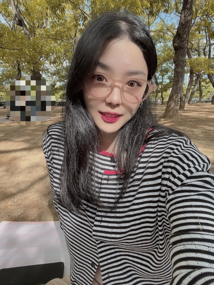  너울거리는 긴머리 부드런 미소로 속삭이네.