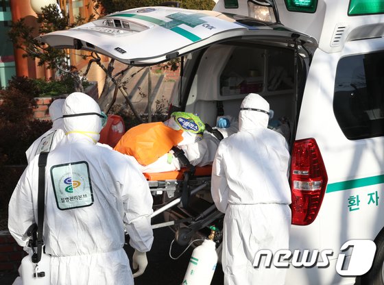 코로나 '무더기 사망' 진원지, 어버이날에 '요양병원'을 생각한다