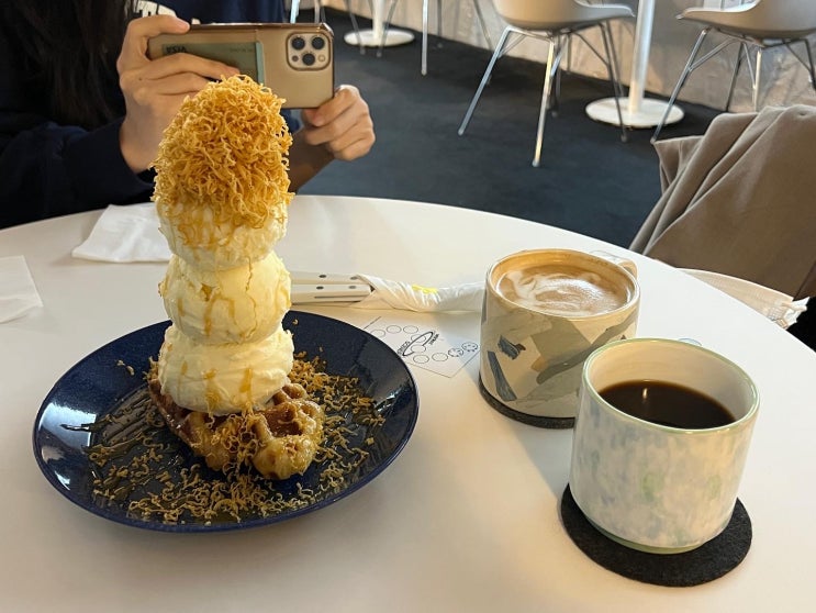 3단 아이스크림이 올라간 브라운치즈크로플이 맛있는 이수카페 시너리