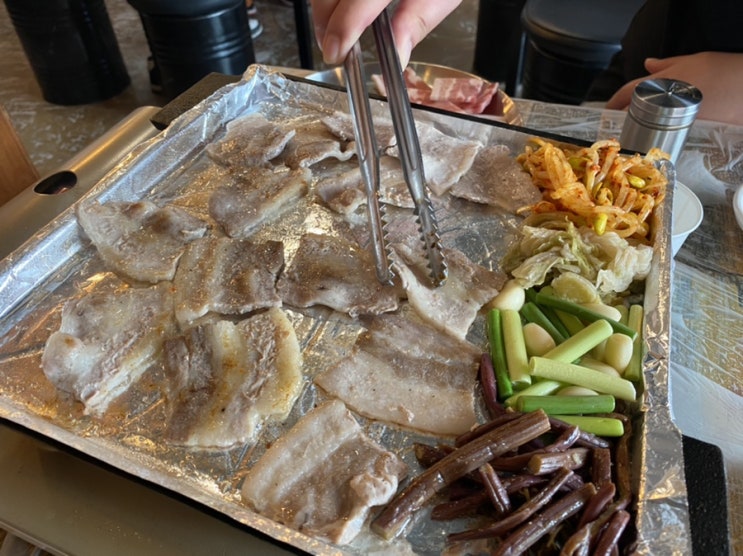  동래역 냉동삼겹살, 청춘삼겹에서 고사리랑 같이 먹어요