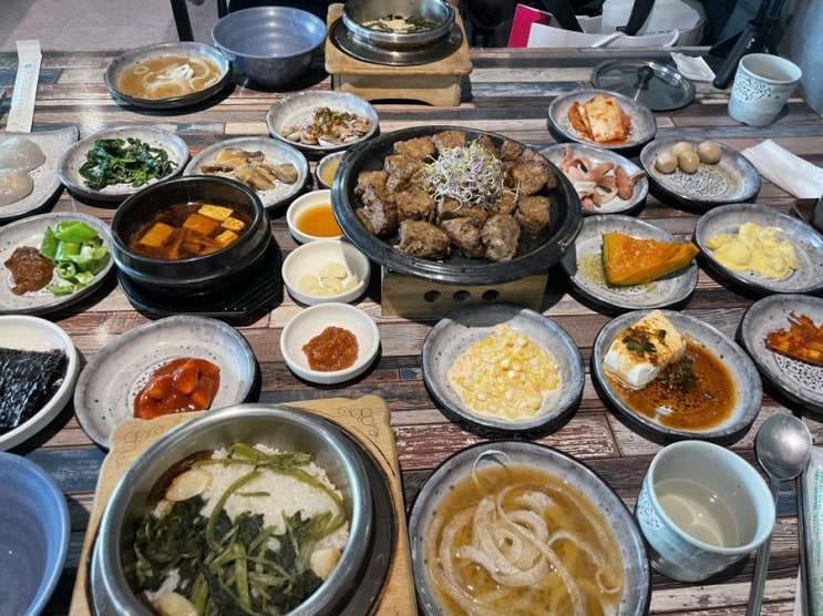 [단양여행]떡갈비 정식 맛집 ‘가연’ _ 식탁 가득 차려진 정갈한 반찬과 화룡점정 떡갈비