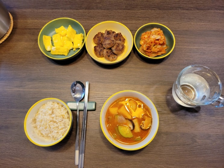  집밥일기(5/8)_비비고 한입떡갈비로 차린 한상