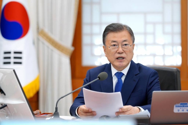 文대통령의 마지막날…오전엔 퇴임연설·오후 6시 靑 걸어나와 퇴근 文대통령의 마지막날…오전엔 퇴임연설·오후 6시 靑 걸어나와 퇴근
