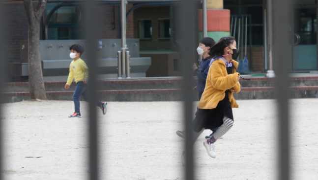 20대 52.4% "결혼 후 아이 낳지 않아도 괜찮아" 20대 52.4% "결혼 후 아이 낳지 않아도 괜찮아"