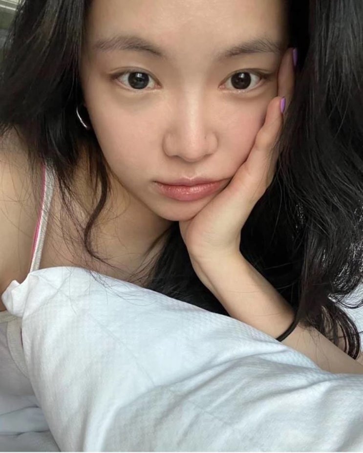 손나은 침대 셀카, 민낯으로 침대 위 엎드려 있는 과감한 패션 눈길...그런데 속옷 노출 손나은 침대 셀카, 민낯으로 침대 위 엎드려 있는 과감한 패션 눈길...그런데 속옷 노출
