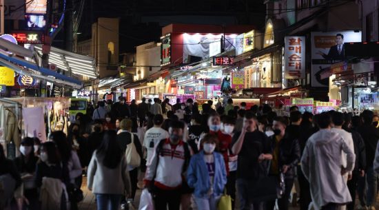 거리두기 풀리자 ‘인산인해’…‘분노의 외식족’ 쏟아져 나왔다 거리두기 풀리자 ‘인산인해’…‘분노의 외식족’ 쏟아져 나왔다