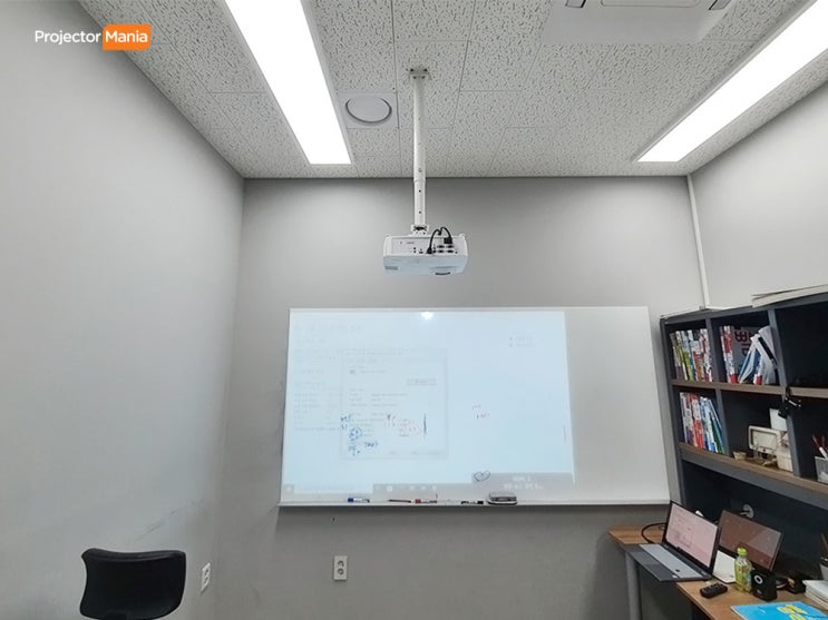  요즘 학원 대세는 눈부심 없는 단 초점 빔프로젝터 수업 능률 향상!