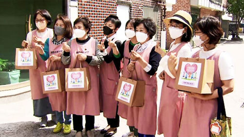 거리두기 해제, 독거 노인들에게 찾아온 '반가운 손님' : SBS 뉴스 거리두기 해제, 독거 노인들에게 찾아온 '반가운 손님' : SBS 뉴스