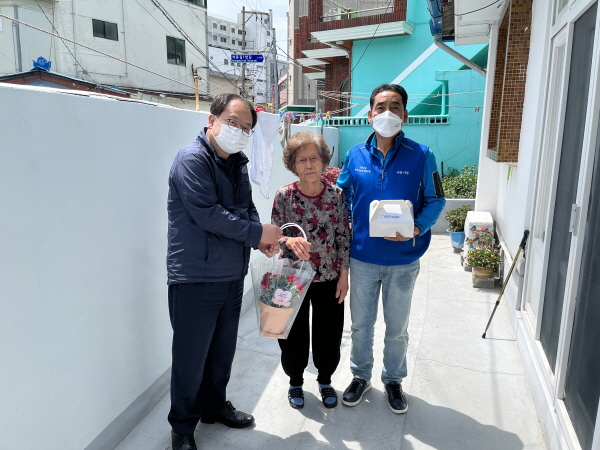  포항시 구룡포읍 지역사회보장협의체, 어버이날 ‘사랑의 孝 선물’ 전달