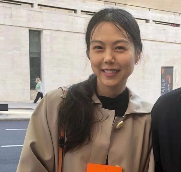 홍상수 감독과 교제 중인 배우 김민희, 뉴욕에서 마스크 끼고 있는 근황 전해져 홍상수 감독과 교제 중인 배우 김민희, 뉴욕에서 마스크 끼고 있는 근황 전해져