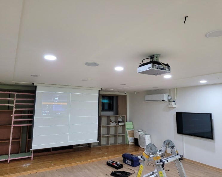 아동복지센터 강당에 아이들 위한 LG GX411A 관공서 빔프로젝터 스크린 설치하기 아동복지센터 강당에 아이들 위한 LG GX411A 관공서 빔프로젝터 스크린 설치하기